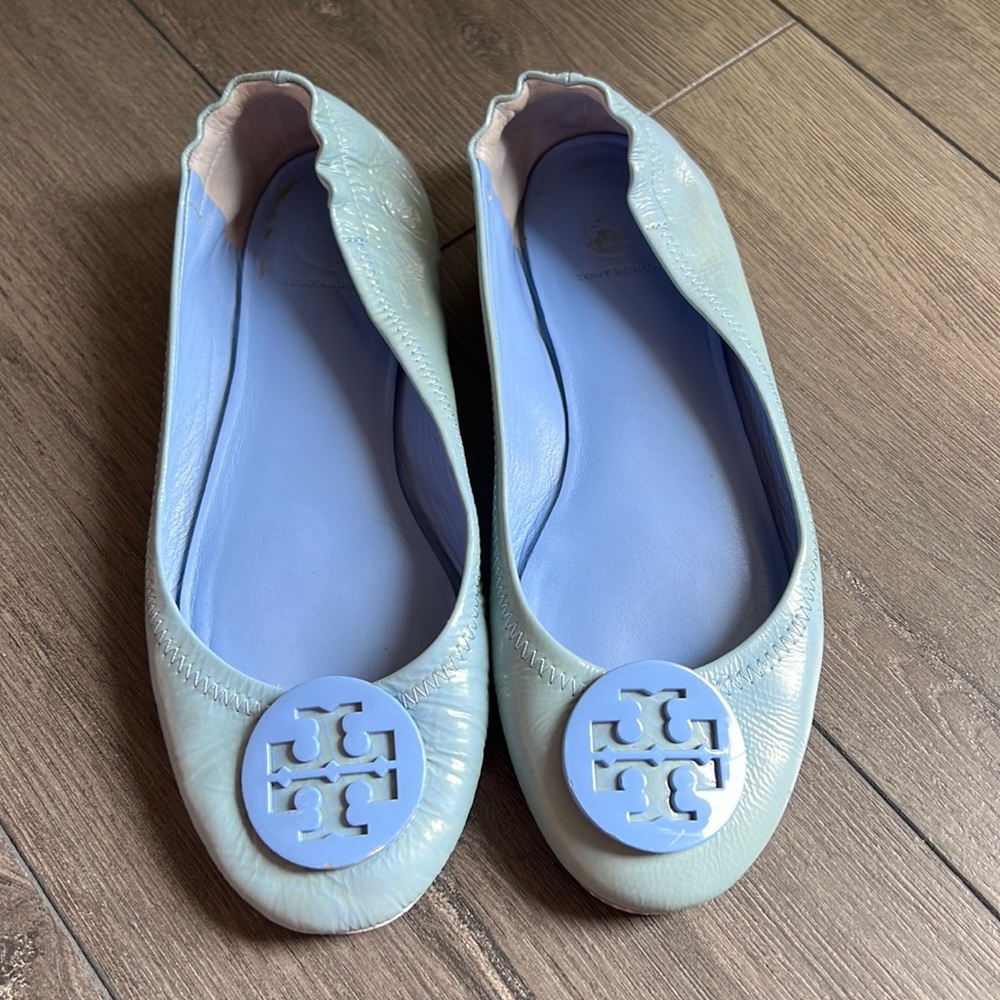 TORY BURCH~EUC~Sz8.5M~Minnie Tumbled Patent Leather Travel Lt Blue Ballet Flats